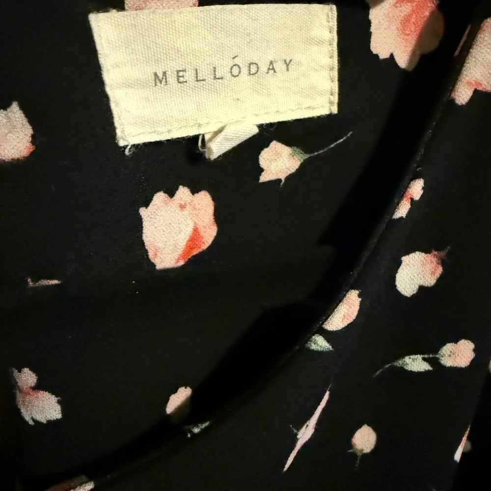 MELLODAY Black Blouse with Pink Floral Print